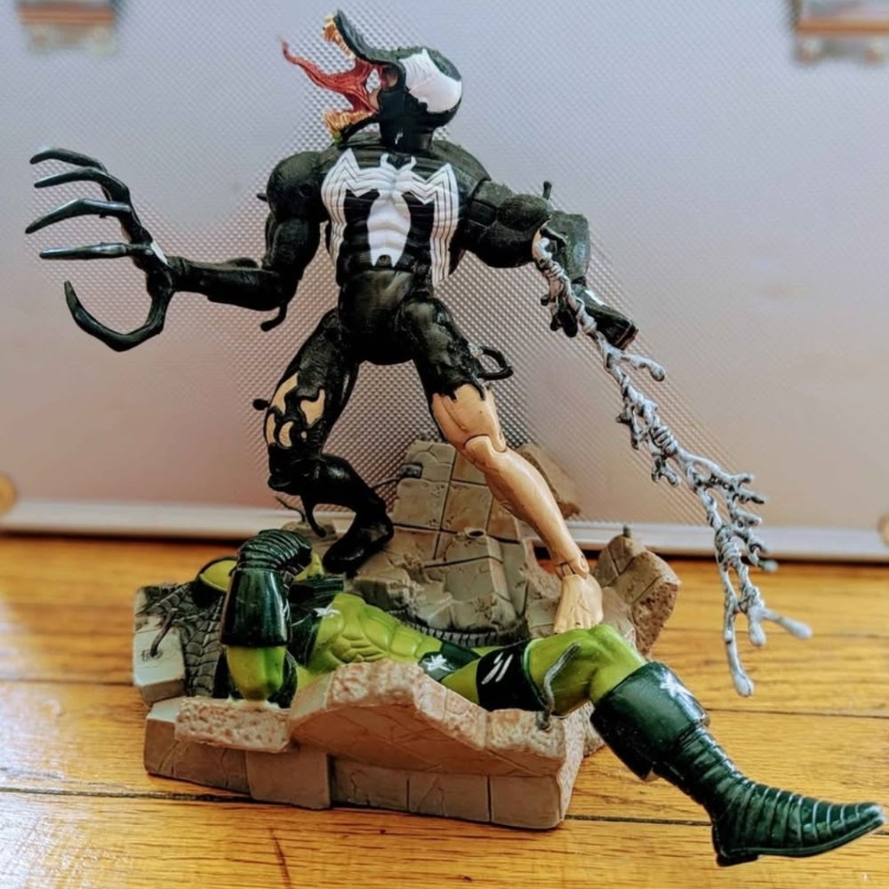 2001 Marvel Legends Spiderman Classic VENOM  6" toy action figure with base.